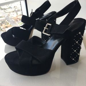 Lovely pearl dots bight heels